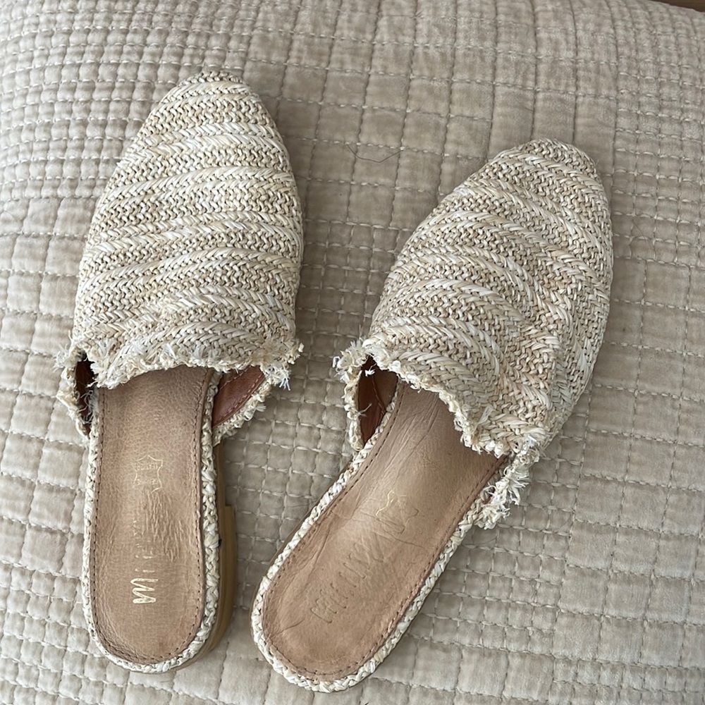 Straw flat mules